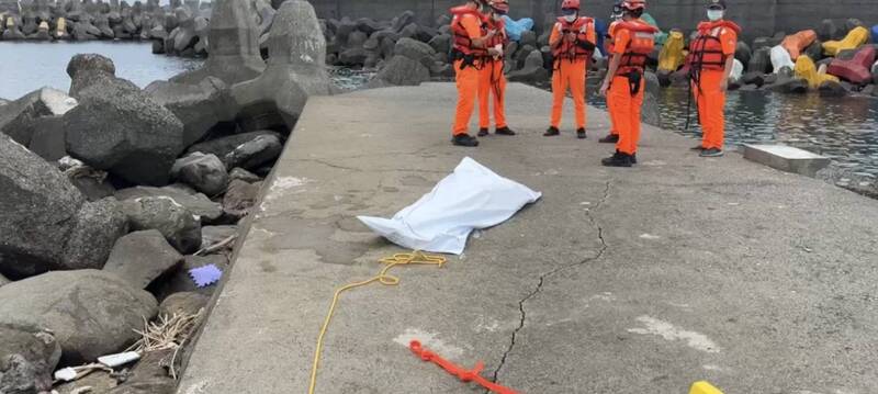 萬里野柳碼頭消波塊驚見浮屍 身高約160公分清查中