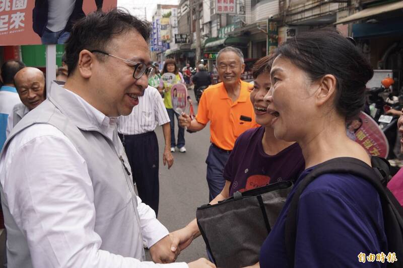 黃世杰楊梅市場掃街 喊話張善政「請本人出面說明敬老卡規劃及預算」