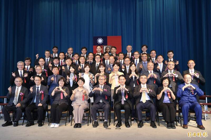 國立高中職校長交接 鄭英耀:上任首要落實「零霸凌、零毒品」
