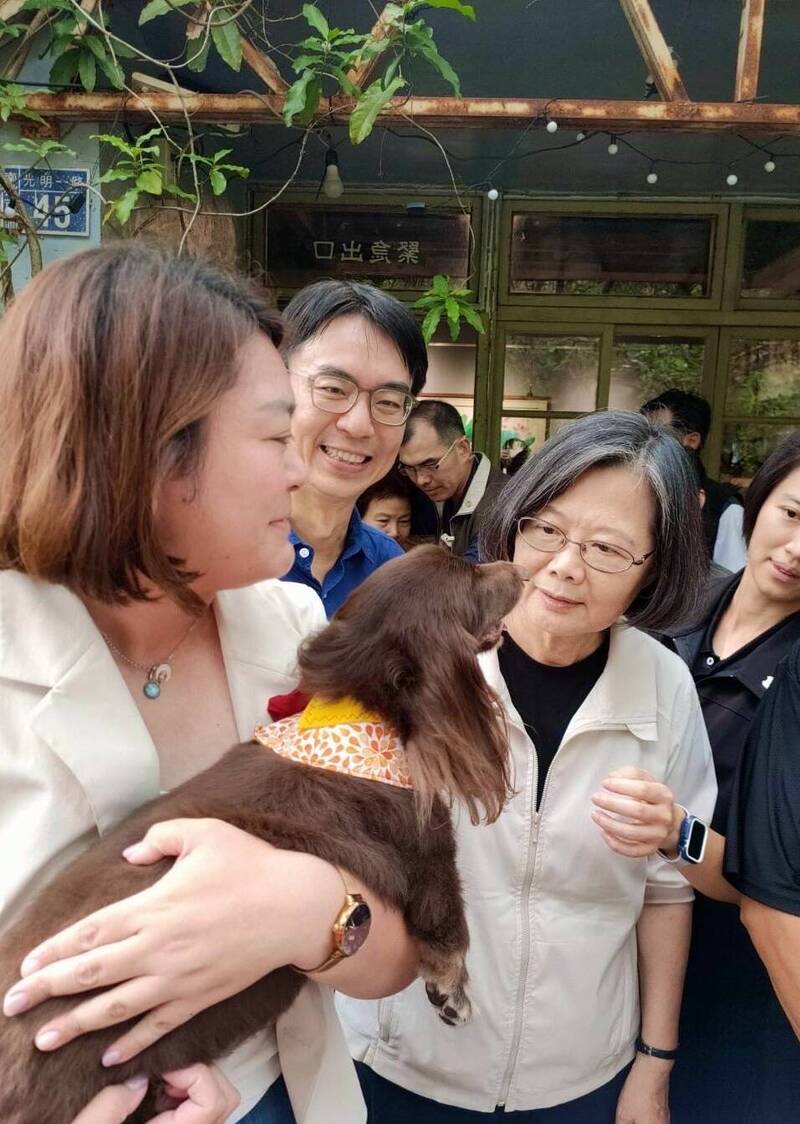 愛狗的蔡英文被沈夙崢帶來的愛犬吸引,兩人小聊了一下「狗經」。(沈夙崢提供)