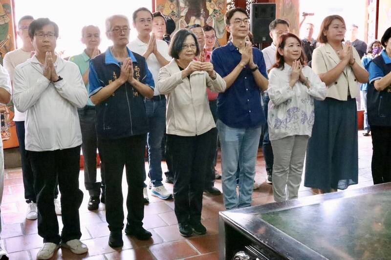 蔡英文(前排左3)在立委羅美玲(前排左5)、南投縣長參選人温世政(前排左4)、南投市長參選人沈夙崢(前排左6)等人陪同,到藍田書院參拜。(沈夙崢提供)