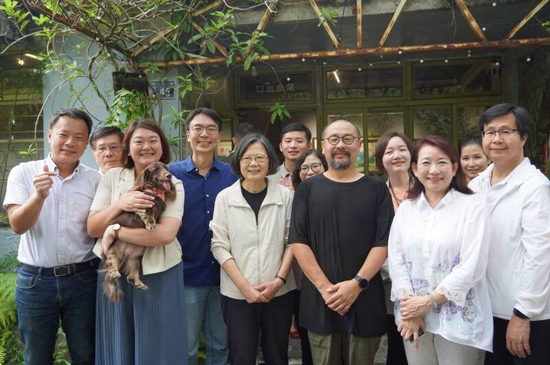 蔡英文(前排左3)在「e92依舊愛」咖啡店前,與業者及多位參選人合照。(沈夙崢提供)