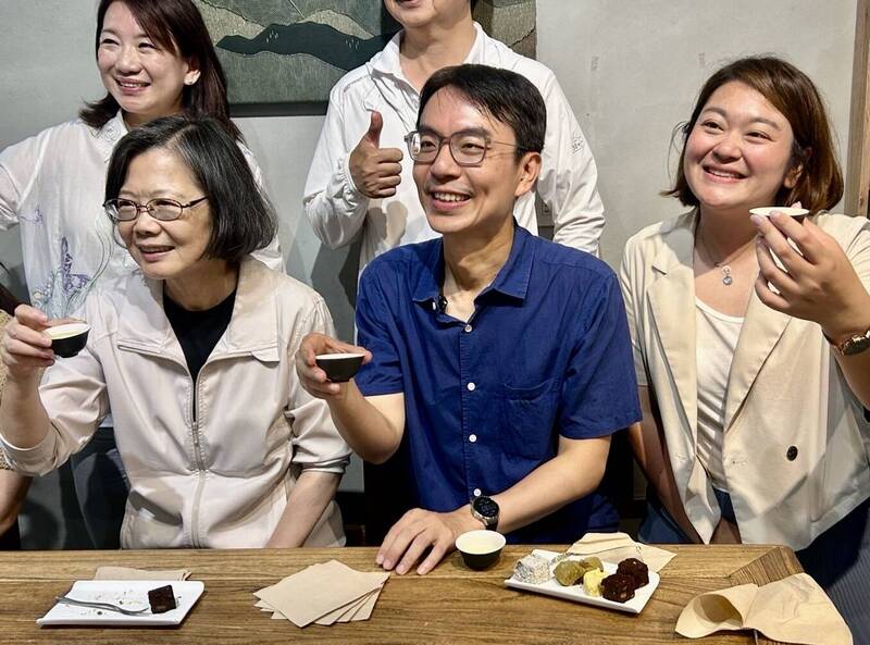 蔡英文(前排左)與温世政(前排中)、沈夙崢(前排右)等人品嘗茶與茶點。(沈夙崢提供)