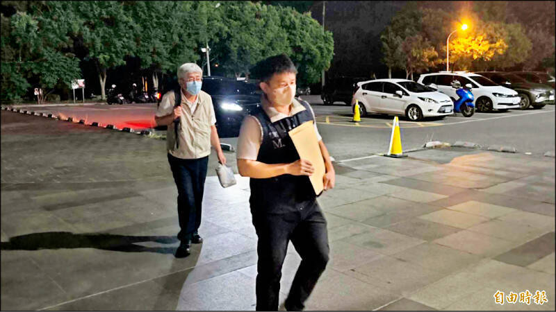 檢調昨搜索花蓮縣政府，社會處長陳加富（左）與五位相關人被帶回調查站釐清案情，據了解，與地震善款有關。（記者王錦義攝）