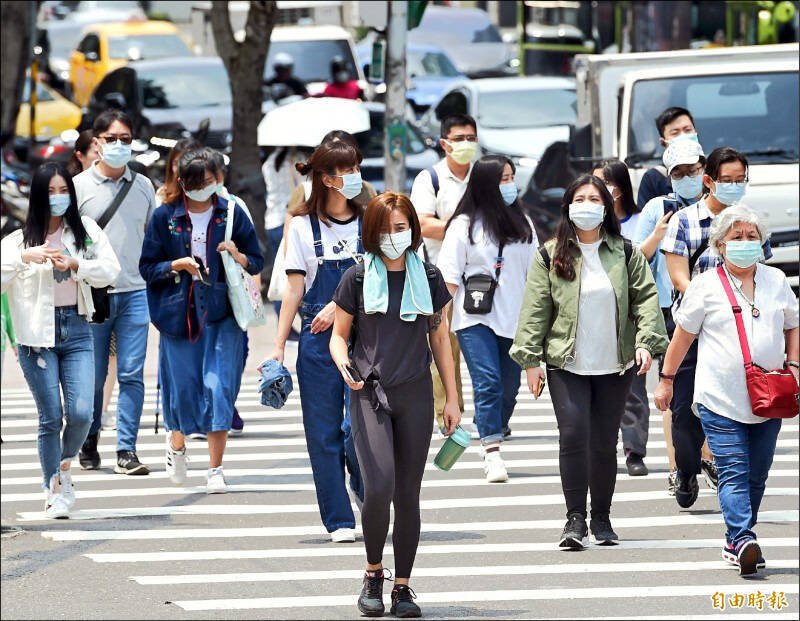 因應8月1日「世界肺癌日」,本報網路民調顯示,有87.9%民眾對汽機車廢氣都有深刻感受,其中59%表示路上汽機車廢氣很臭,外出須戴上口罩。(資料照)
