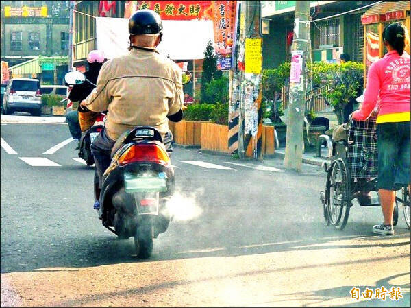 台北醫學大學公共衛生學系教授莊凱任指出,機車等燃油廢氣中含有多項一級致癌物,特別是車齡高達20年以上的老舊機車,懸浮微粒與揮發性有機物排放量是當前最新7期燃油機車的數十倍甚至上百倍。(示意圖,非當事車輛,資料照)