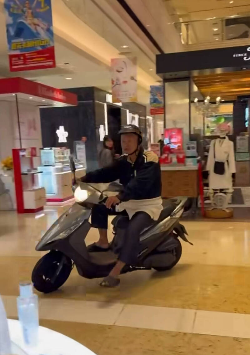 台中新光三越驚見「騎車逛百貨」 阿伯一路騎進1樓畫面曝光