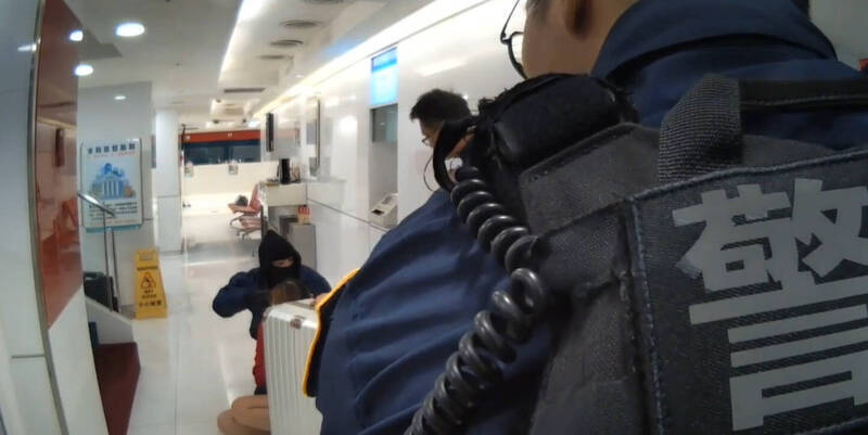 挾持銀行百人!搶匪喊「我有手榴彈」對峙警方 檢起訴求刑12年