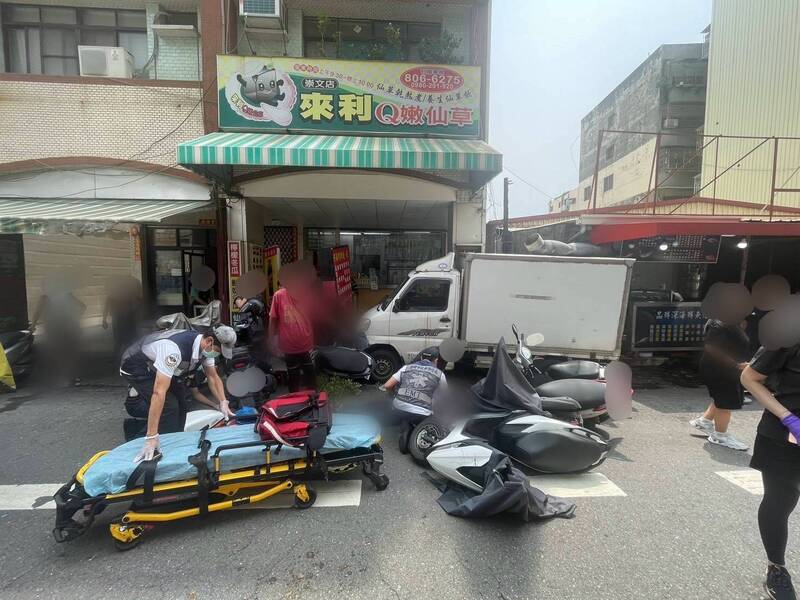 高雄小港區崇文路車禍波及5機車 茶湯會老闆衝出救人