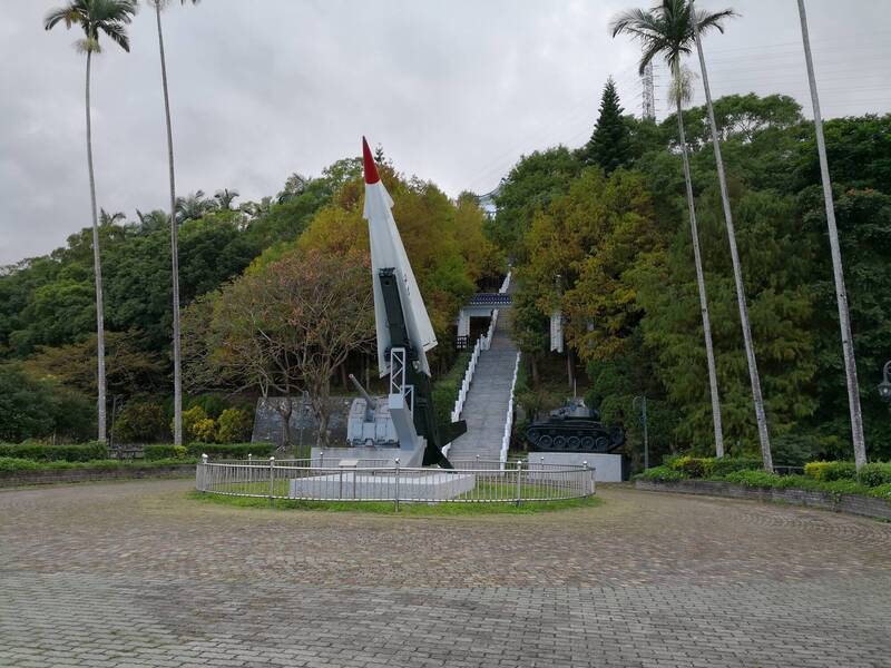 花蓮軍人忠靈祠發生工安意外，造成工人遭壓路機壓斷雙腿，送醫不治。（記者花孟璟攝）