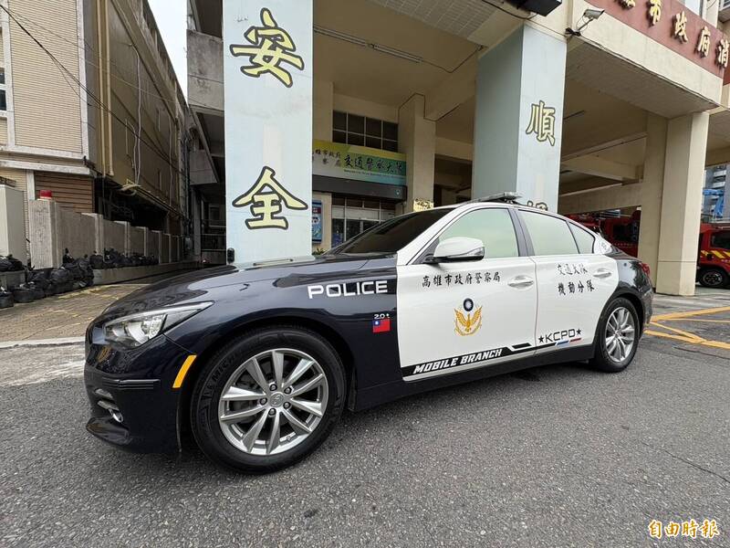 道具車?黑白警車出現國旗、英文車貼 高雄交通大隊回應了