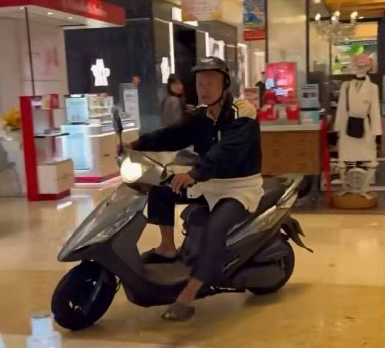 身分曝光!台中超狂阿北騎車逛新光三越 繞場一圈還想下車血拚