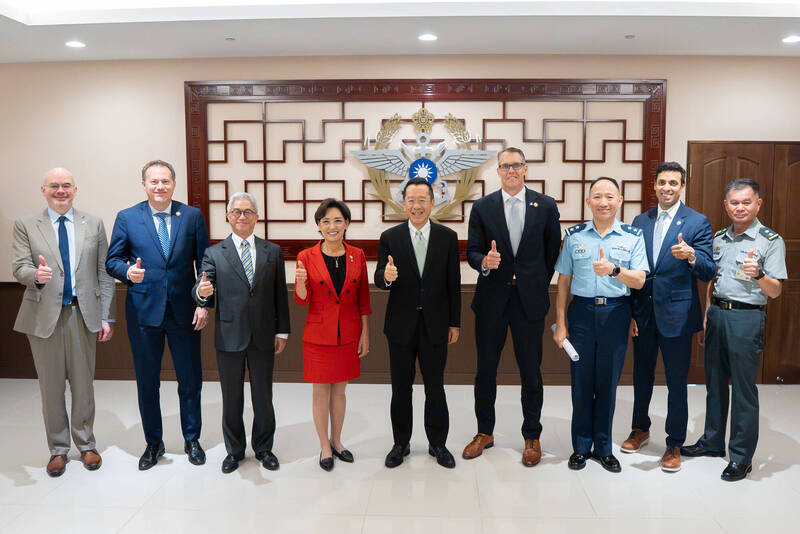 美跨黨派眾議員拜會國防部 顧立雄:台灣將持續與美並肩同行