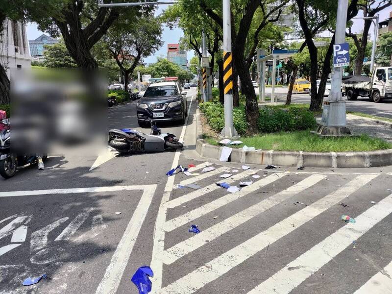 高雄休旅車左轉起步未禮讓 機車騎士擦撞慘摔險捲車底