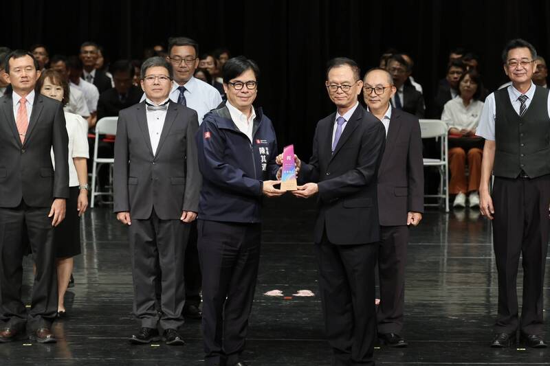 高雄新卸任校長交接 旗津國中黃火炎深耕教職43年榮退