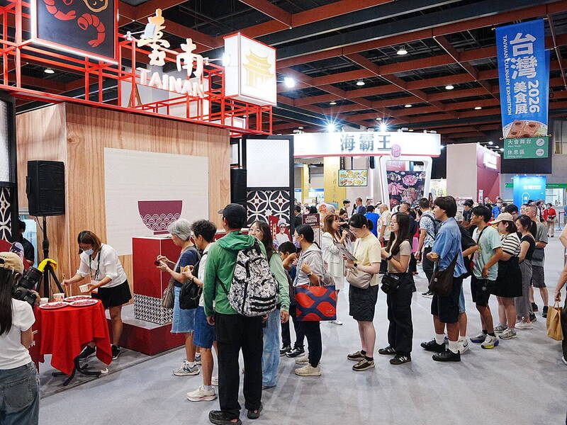 開幕牛肉湯試吃人潮滿滿。（台南市政府提供）