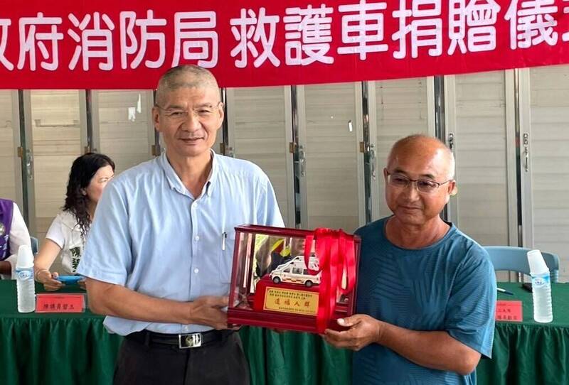 郭豐全（右）代表弟弟郭人權捐贈新救護車，由消防局專委黃輝林（左）代表受贈。（學甲消防分隊提供）