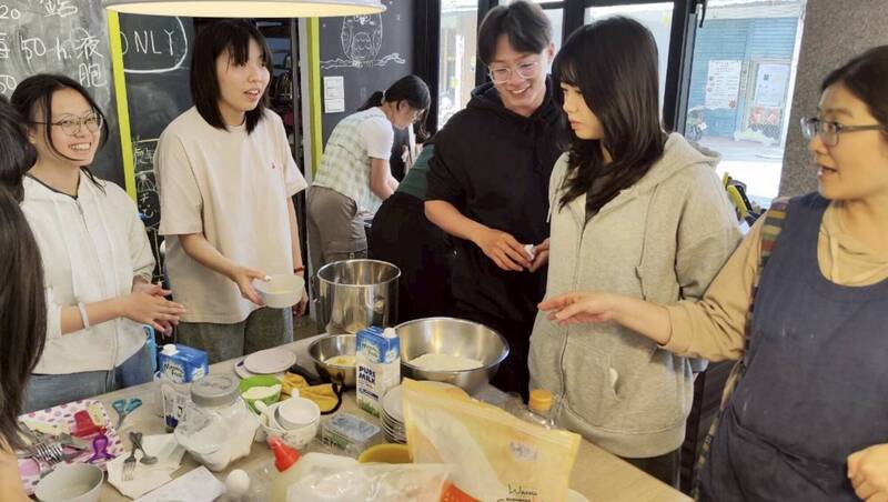 高雄大學創業實作課 創業者帶學生實戰手沖咖啡、早午餐…