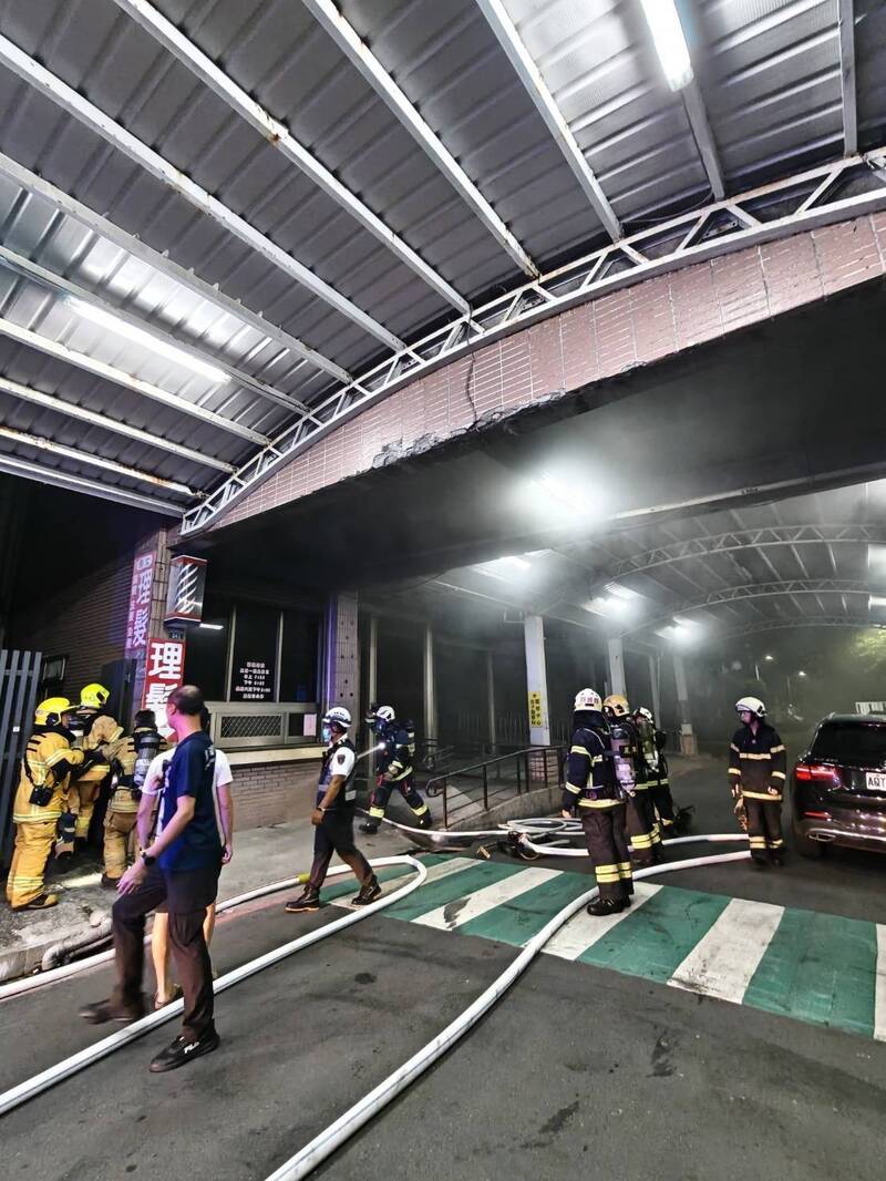 高雄802國軍總醫院晚間火警 打烊理髮廳竄濃煙