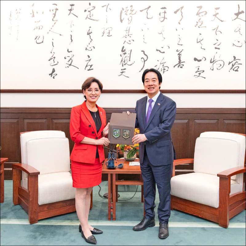 賴清德總統昨接見美國眾議院外交委員會亞太小組主席金映玉（左）訪問團，並致贈今年漢光演習紀念臂章。（總統府提供）