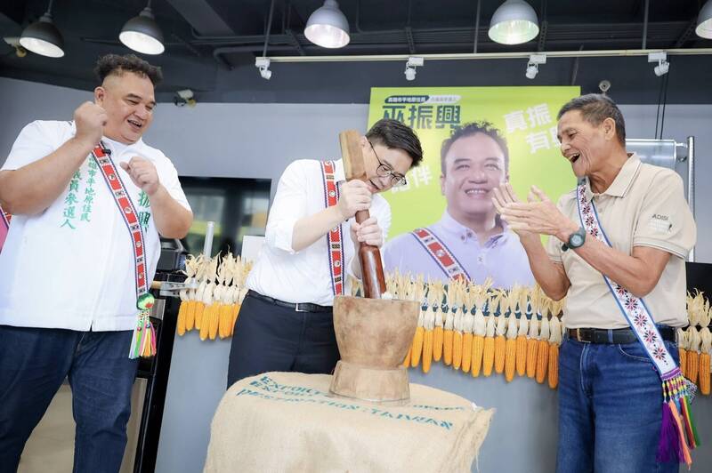 迎接0801原住民日 賴瑞隆與族人一起製作「杜侖」、「吉拿富」