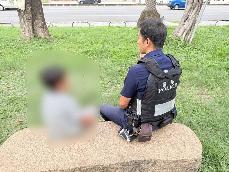 高雄7歲「重車迷」獨自路邊拍貨櫃車 路人嚇壞報警