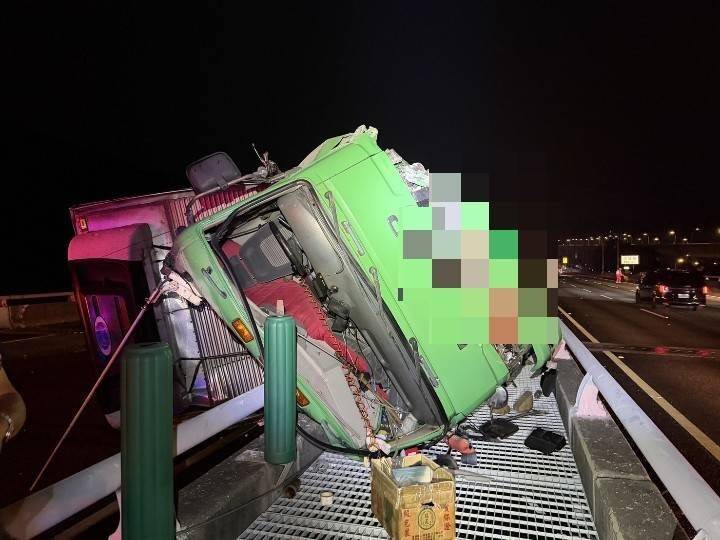 國1深夜驚傳連爆!大貨車爆胎翻車 「零件四散」衰殃17車