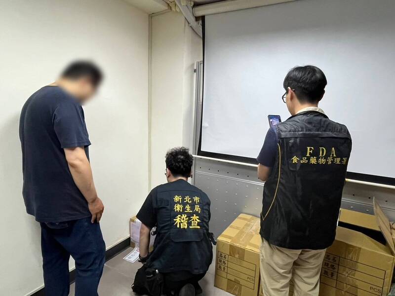 新北市衛生局7月31日又接獲業者自主通報「台灣苦茶油」檢出苯駢芘超標，並通知其自有門市的「江醫師健康舖子」將相關產品立即下架。（新北市衛生局提供）