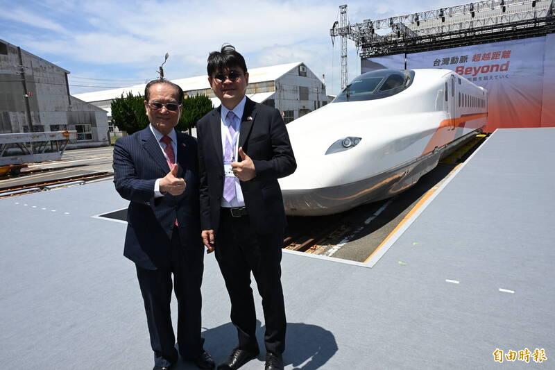 鐵道局長楊正君（右）、台鐵公司董事長鄭光遠（左）出席高鐵新世代列車出廠典禮。（記者吳亮儀攝）