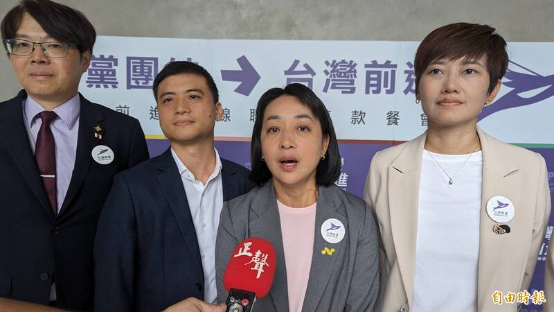 時代力量黨主席王婉諭（右2）表示，希望年底的選舉可以在各地扎根，議員選舉有所突破。（記者張軒哲攝）