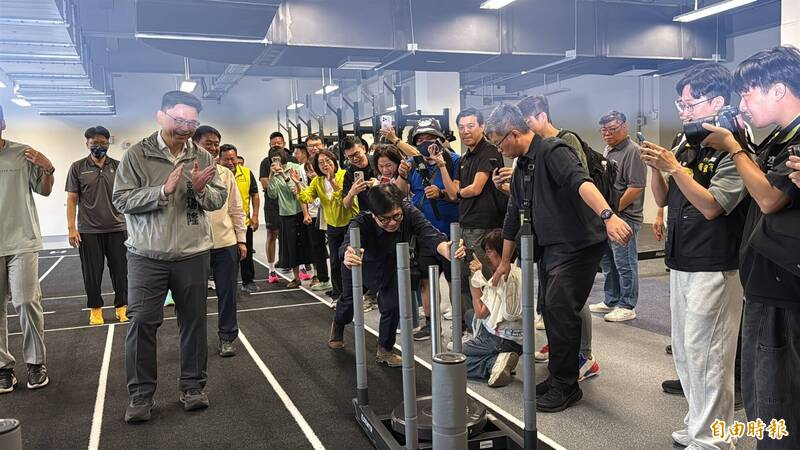高雄三民運動中心HYROX成亮點 陳其邁推25公斤雪橇卡關