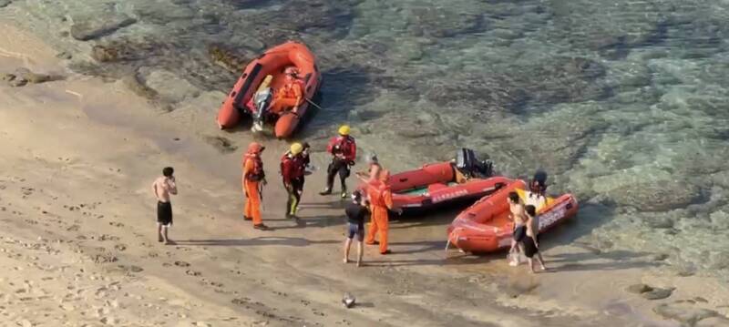 3美籍遊客燭台雙嶼海域遭海流帶走 新北消防員及時救回