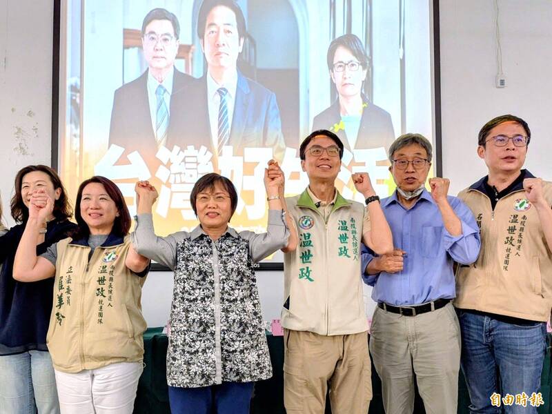 農業部長陳駿季（右二）、內政部長劉世芳（左三），在民進黨南投縣長參選人温世政（右三）等人陪同下，到南投出席「台灣好生活」政策說明會。（記者劉濱銓攝）