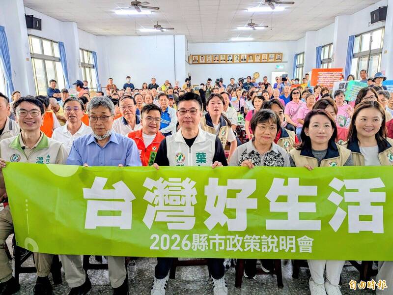 農業部長陳駿季（左二）、內政部長劉世芳（右三），在民進黨南投縣長參選人温世政（左一）等人陪同下，到南投出席「台灣好生活」政策說明，吸引許多鄉親參加。（記者劉濱銓攝）