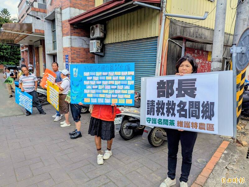 農業部長陳駿季到南投出席政策說明會，現場有民眾陳情垃圾焚化爐案。（記者劉濱銓攝）