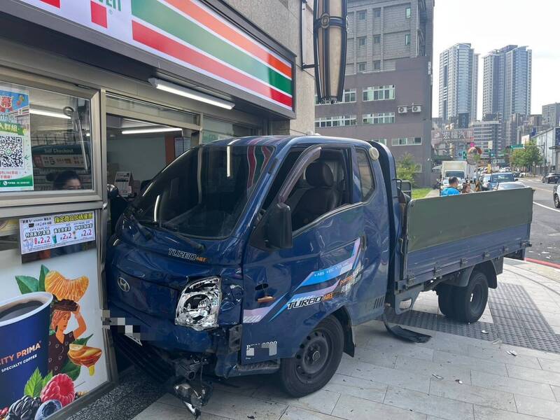 林口小貨車撞進超商 竟是被休旅車「強迫上門」