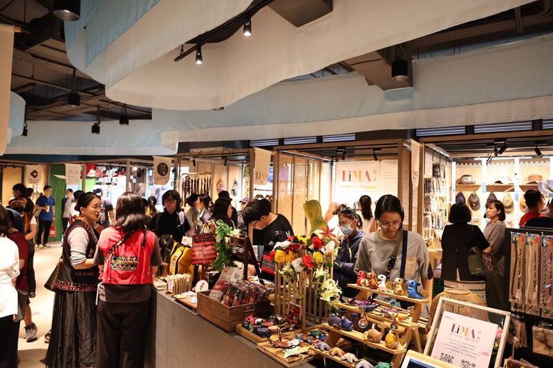 「札哈木樂原」提供原住民族品牌商品展售空間，更肩負文化展示、交流及推廣的重要使命。（台南市政府提供）