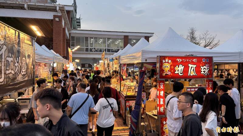 美食市集熱鬧。（記者楊金城攝）