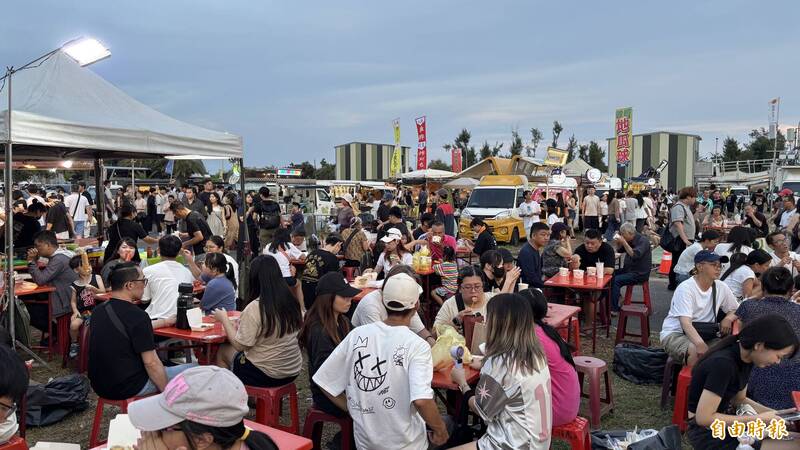 美食市集擠滿人潮。（記者楊金城攝）