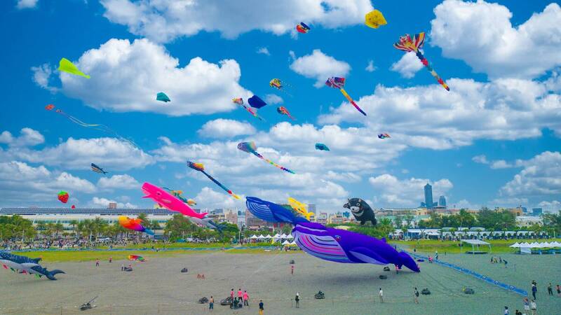 35米鯨魚風箏帶頭飛 旗津風箏節湧人潮