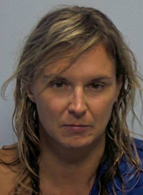 美32歲女狠殺父「挖出心臟」 滿手傷辯:割草受傷