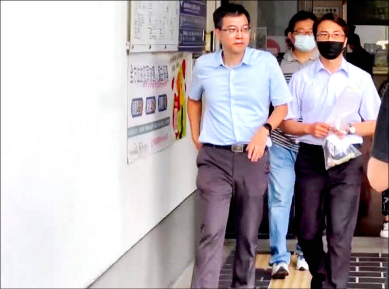 中聯廠長陳明榮（右一戴黑色口罩）兩百萬元交保裁定撤銷，發回台中地院更裁。（資料照）