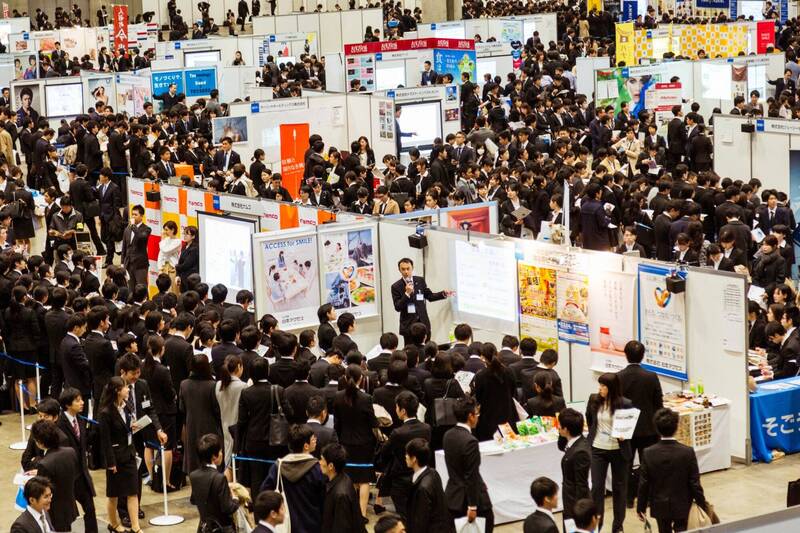 中國自媒體人抨擊日本畢業生98%就業率 遭自家網友酸爆