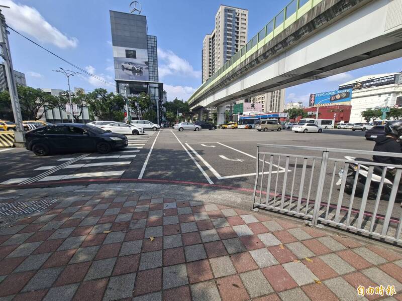 台中市交通局強調,取消機車強制二段式左轉,要看路口狀況,大路口就不會取消。(記者蘇金鳳攝)