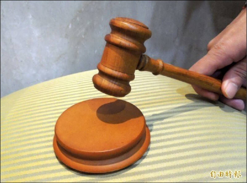 懷恨被開過4張紅單!男騎單車衝退警家門口飆罵髒話、詛咒「過橋喔」