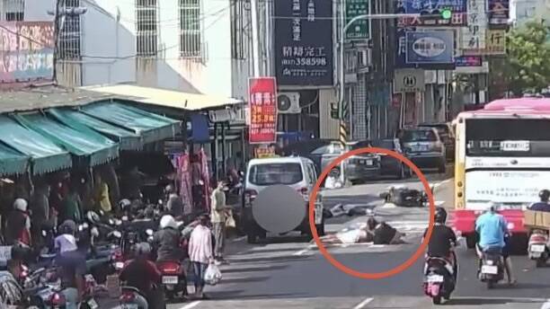 苗栗黃昏市場前機車撞行人釀3傷 警研判違規穿越肇事