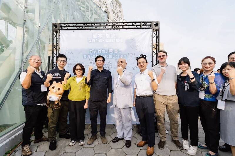 陳其邁邀請民眾參加台日大港水果祭時,也一起應援熊本。(行國處提供)