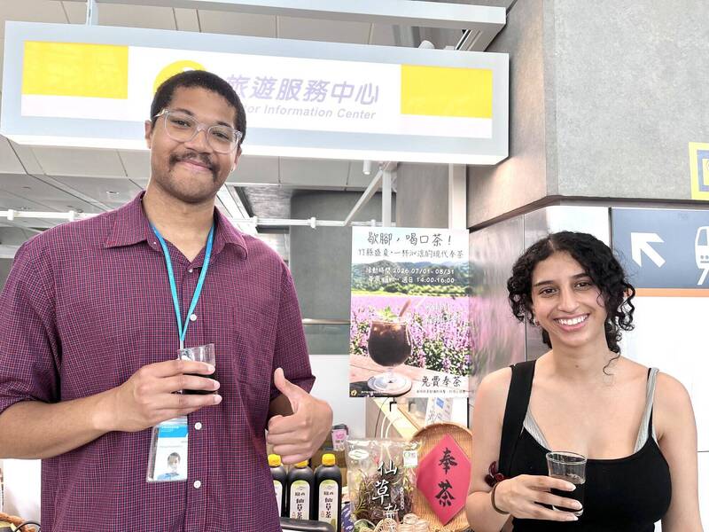 一杯沁涼仙草茶圈粉國際旅客 竹縣盛夏奉茶文化迎賓