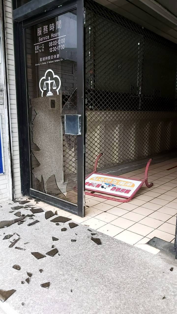 砸屏東地檢署大門男子 前一天就脫序騷擾店家、拍路人車窗