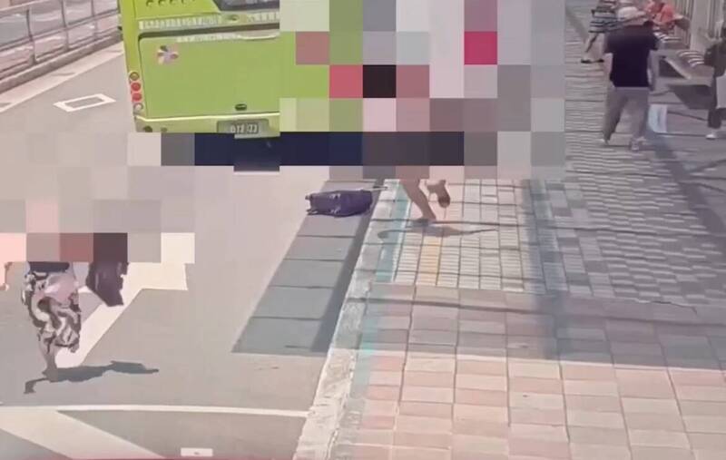 誤認旁人對他碎念 他在北車當街揍人還與勸阻美國男扭打